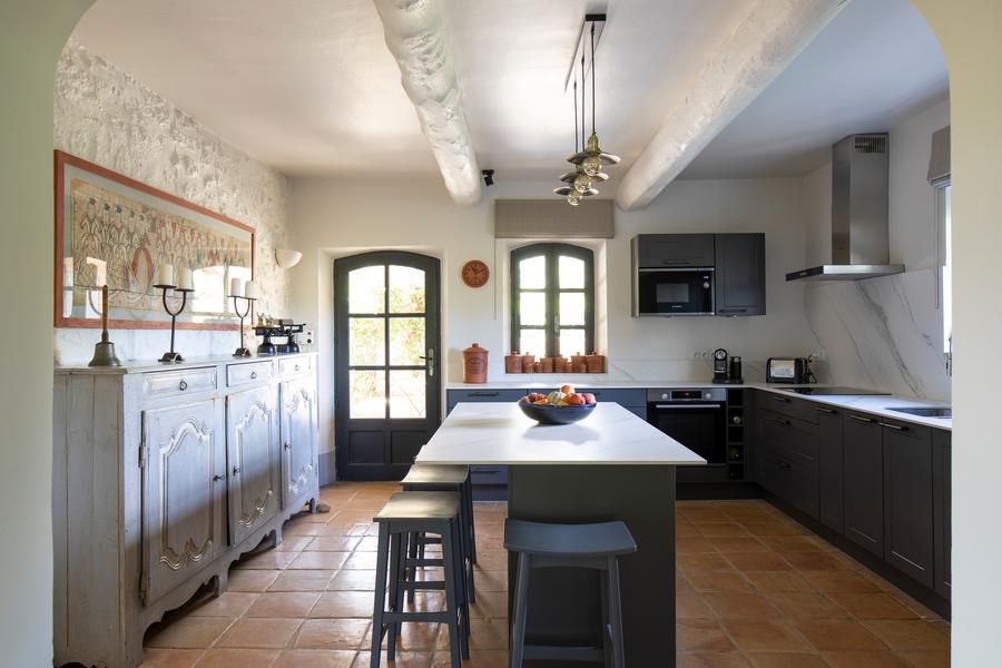 Voll ausgestattete Küche im Mas Petit Collongue in Lourmarin Moderne und helle Küche im Mas Petit Collongue mit Kücheninsel und Zugang zur Terrasse