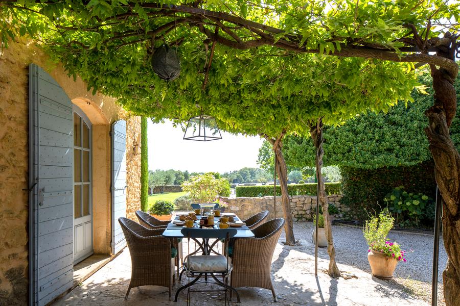 Schattige Terrasse im Mas Petit Collongue in Lourmarin Schattige Terrasse unter einer begrünten Pergola im Mas Petit Collongue in Lourmarin