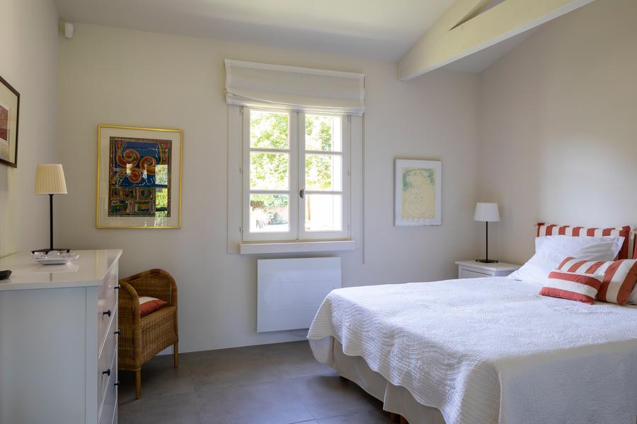 Schlafzimmer im Gästehaus des Mas Petit Collongue in Lourmarin Komfortables Schlafzimmer im Gästehaus des Mas Petit Collongue mit Doppelbett und Blick auf den Garten