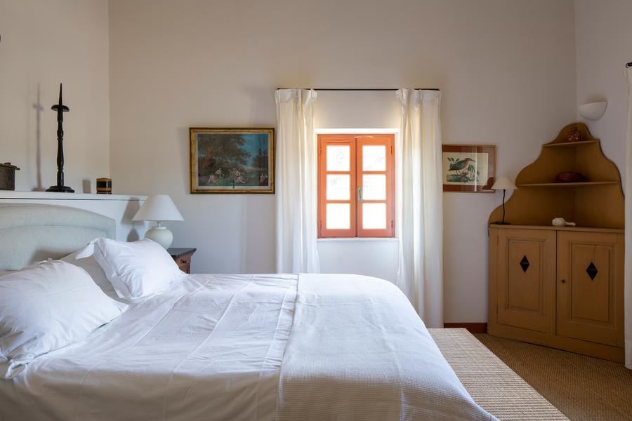 Schlafzimmer im Mas Petit Collongue in Lourmarin Helles Schlafzimmer im Mas Petit Collongue mit Doppelbett und provenzalischer Dekoration