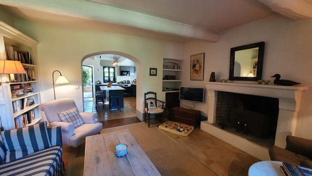 Wohnzimmer im Mas Petit Collongue in Lourmarin mit Kamin Gemütliches Wohnzimmer im Mas Petit Collongue mit Sofa, Kamin und Zugang zur Küche