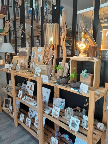 WooDS Life Atelier, Boutique für handgefertigte Kreationen in Cavaillon Innenansicht der Boutique WooDS Life Atelier in Cavaillon mit handgefertigter Dekoration, Treibholz und handgemachten Objekten