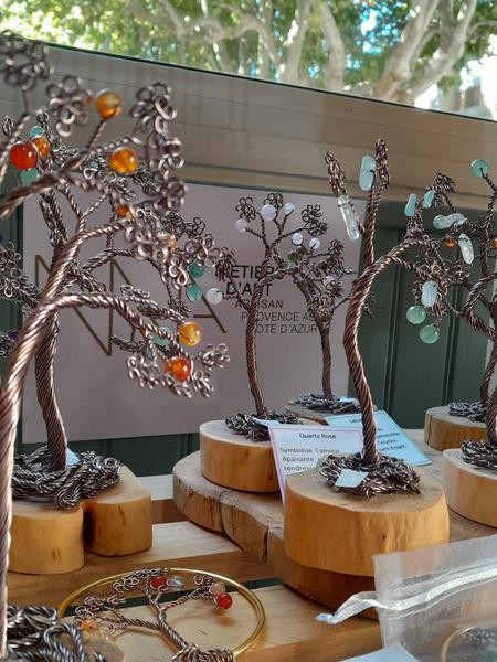Handgefertigter Schmuck und dekorative Bäume bei WooDS Life Atelier Handgefertigte Kreationen aus Kupferdraht und Perlen bei WooDS Life Atelier