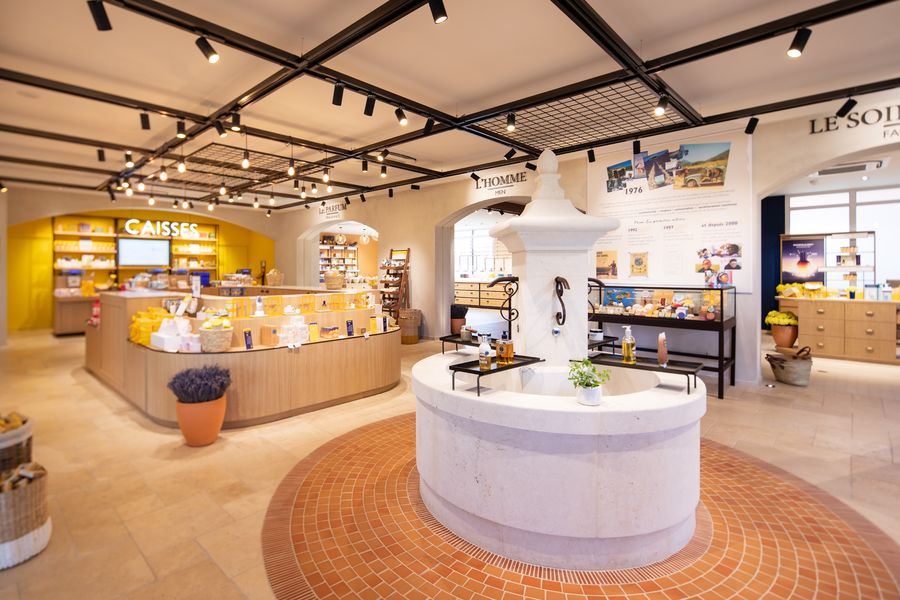 L'Occitane en Provence Boutique-Museum, ein Raum, der der Geschichte, den Produkten und den Werten der Marke gewidmet ist.