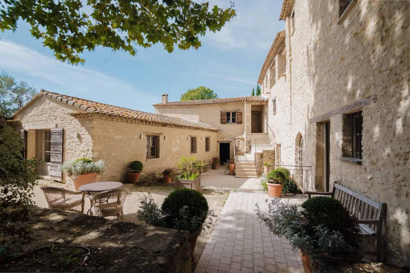 Steinerner Innenhof der Bastide des Vallats im Luberon
