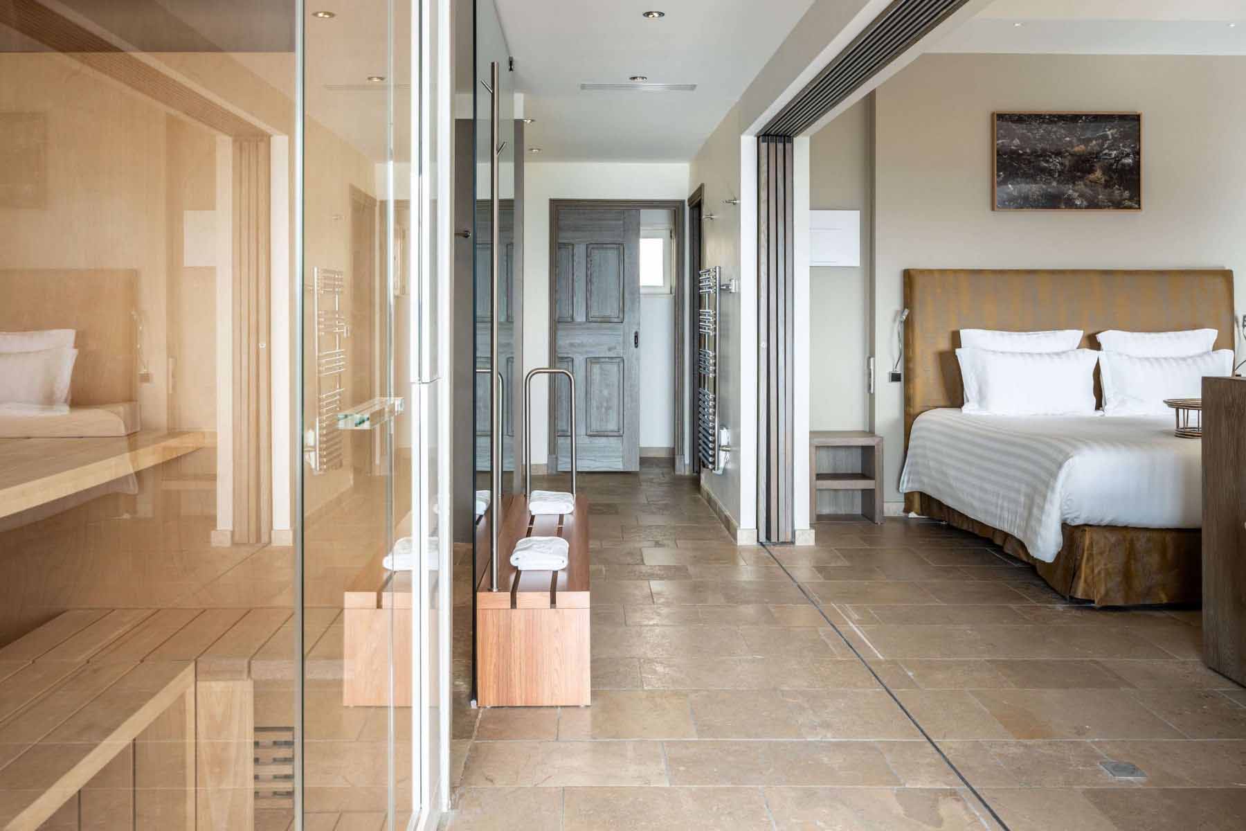 Luxuriöse Suite mit Schlafbereich und Sauna in der Coquillade Provence
