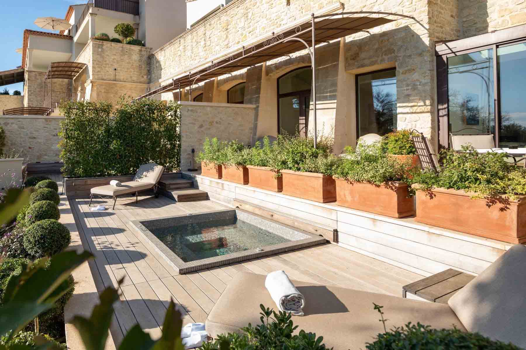 Gestaltete Terrasse einer Luberon Suite mit Whirlpool im Außenbereich