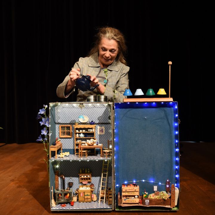 Tiga: Erzählung, Lieder und Objekttheater im Luberon