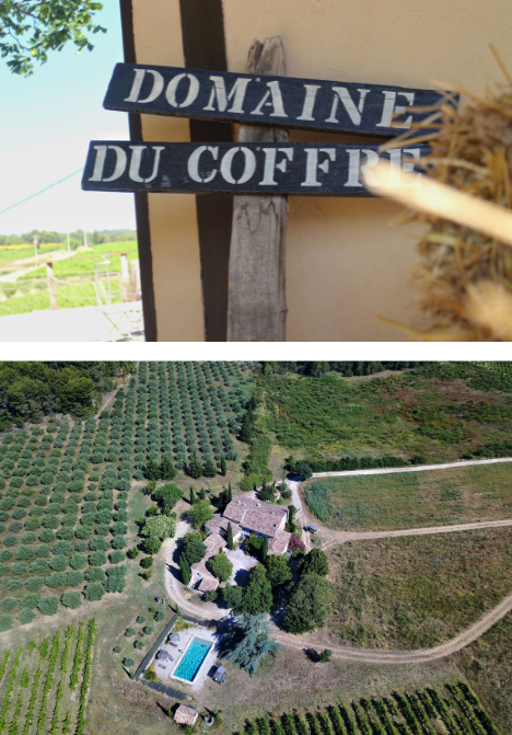 Schild des Domaine du Coffre und Luftaufnahme des Weinguts in der Weinlandschaft