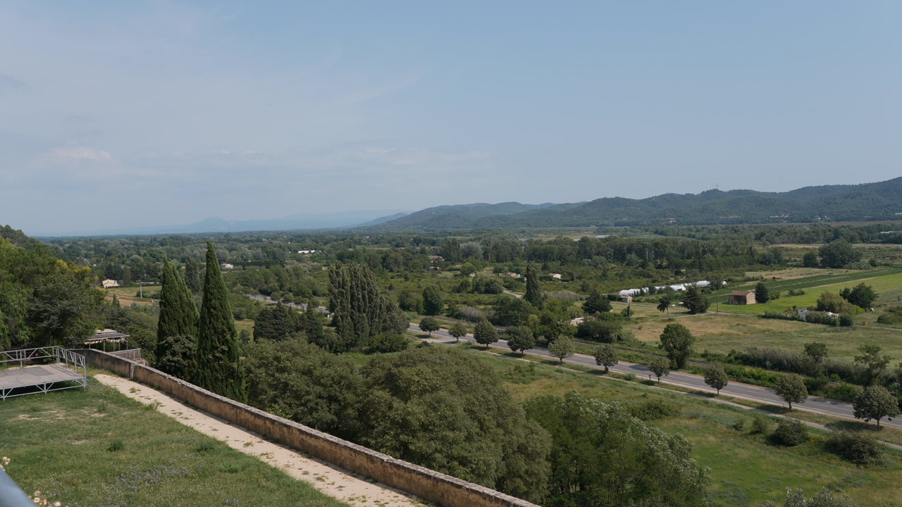 Panoramablick von Roussillon über die Landschaften des Luberon und des Vaucluse mit Hügeln, Tal und Feldern