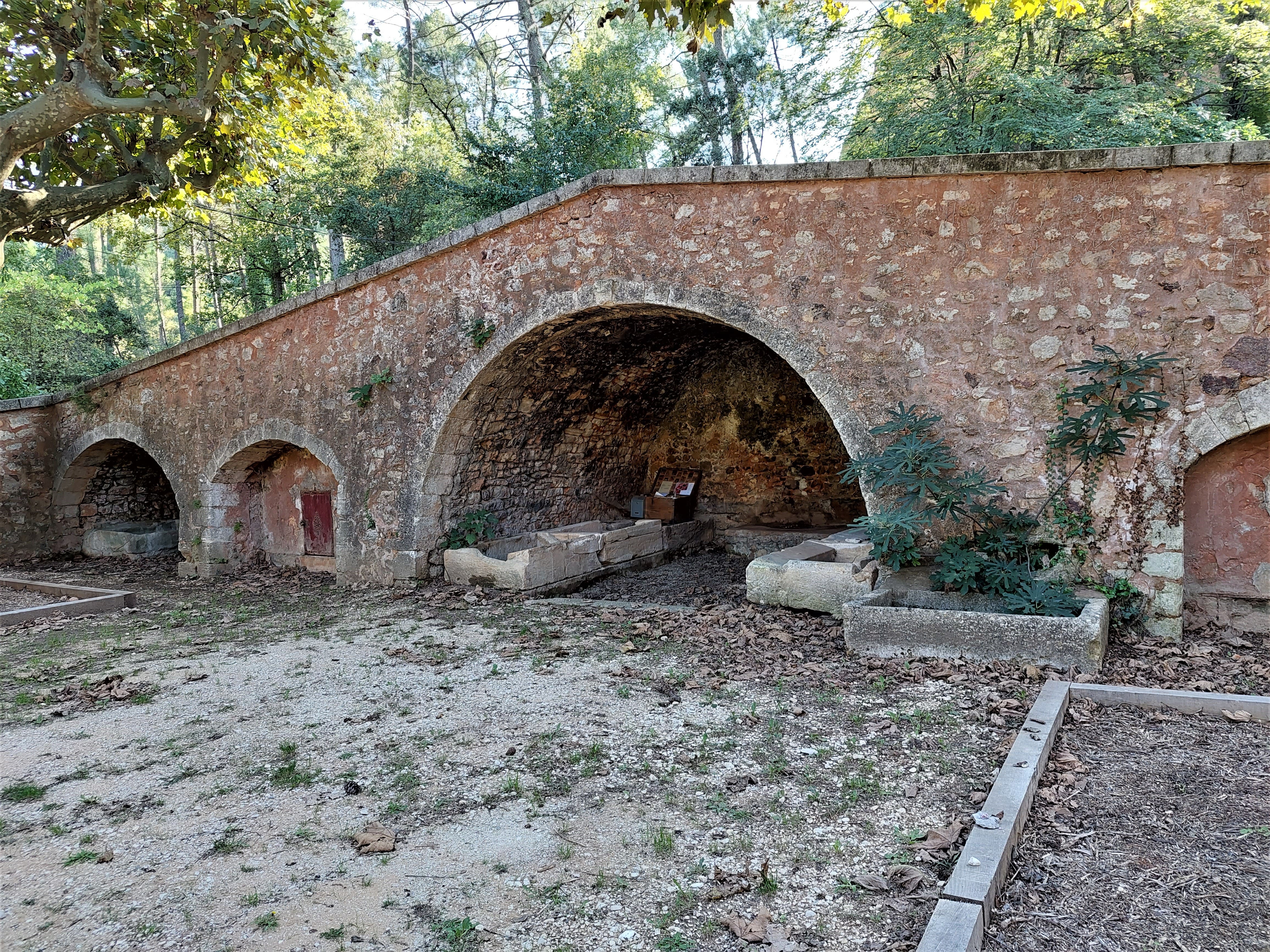 Fontaine des Naïades in Roussillon im Luberon mit ehemaligem Waschhaus unter Steingewölbe