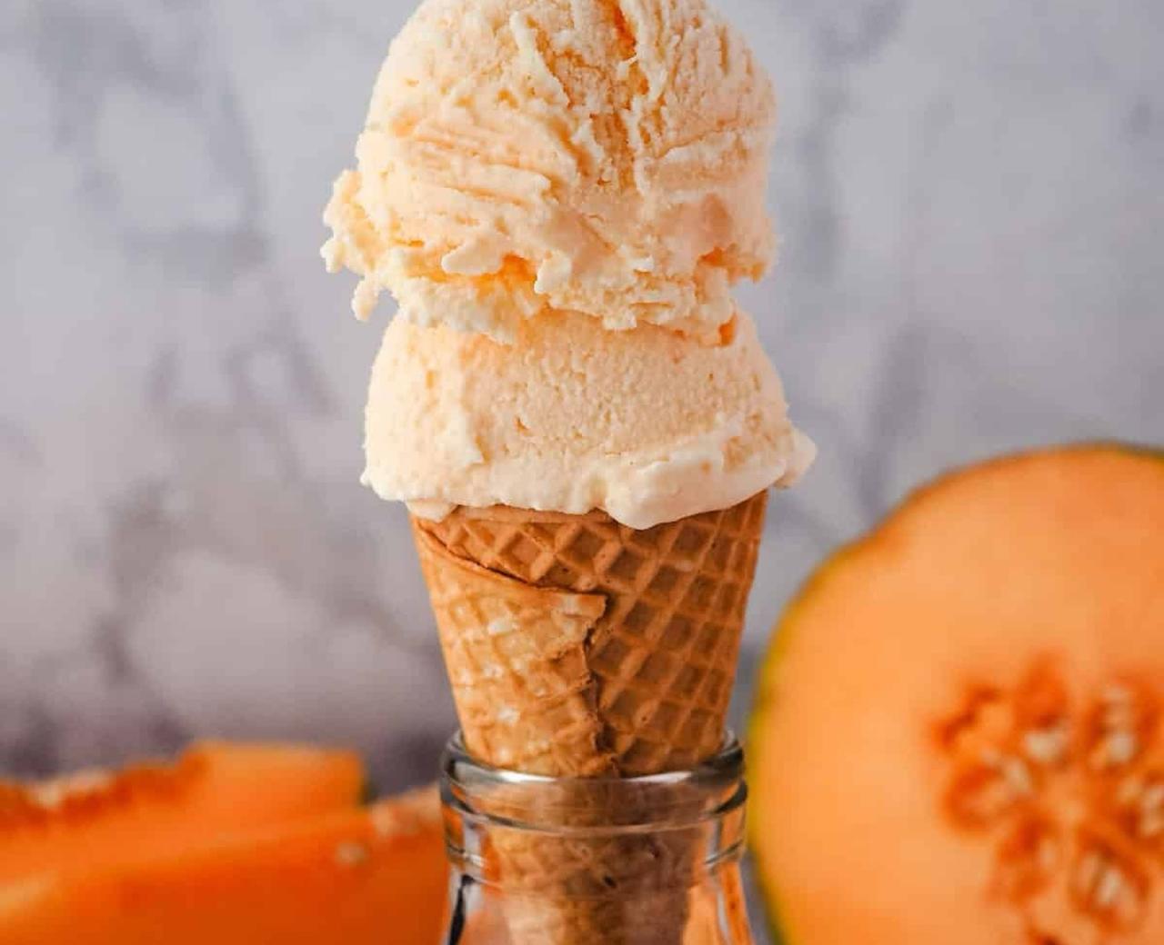 Handwerklich hergestelltes Vanilleeis im Waffelhörnchen bei den Eis-Workshops beim Festival Confit!