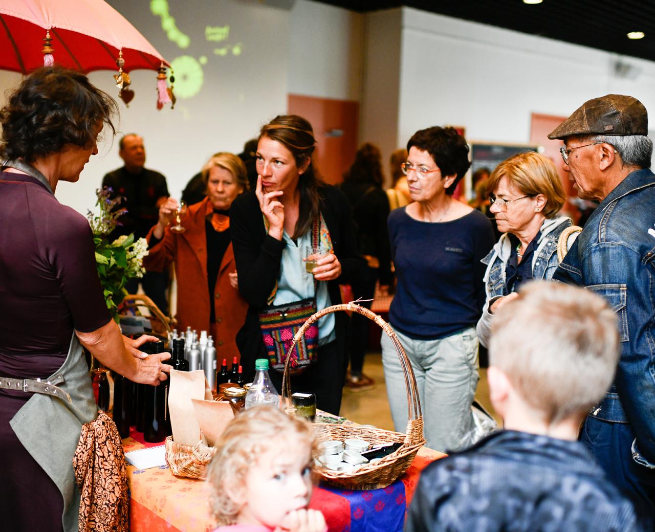 Markt lokaler Produzenten mit Verkostung und gemeinsamem Picknick beim Festival Confit! im Luberon