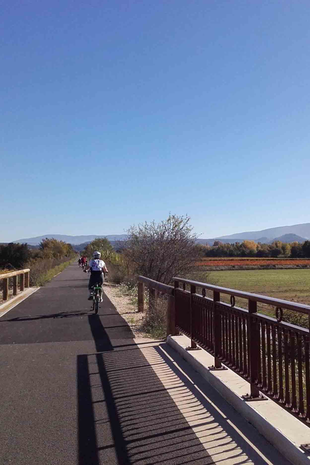 Radfahrer auf dem Calavon-Radweg im Herzen der Landschaften des Petit Luberon bei Ménerbes
