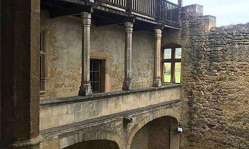 Château de Lourmarin-loggia.jpg