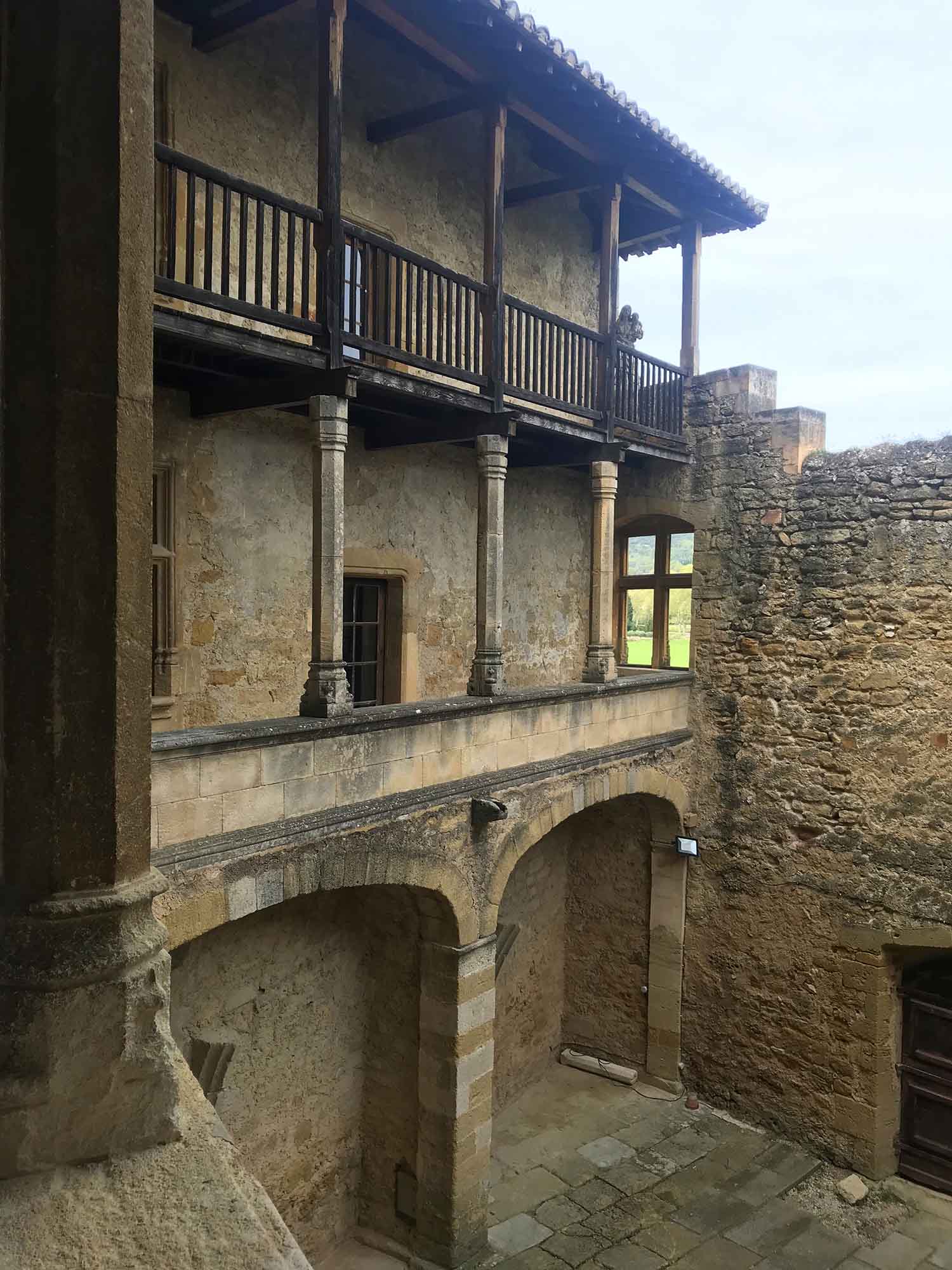 Steintreppe im Inneren des Schlosses Lourmarin