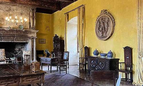 Château de Lourmarin-salle-cheminee.jpg