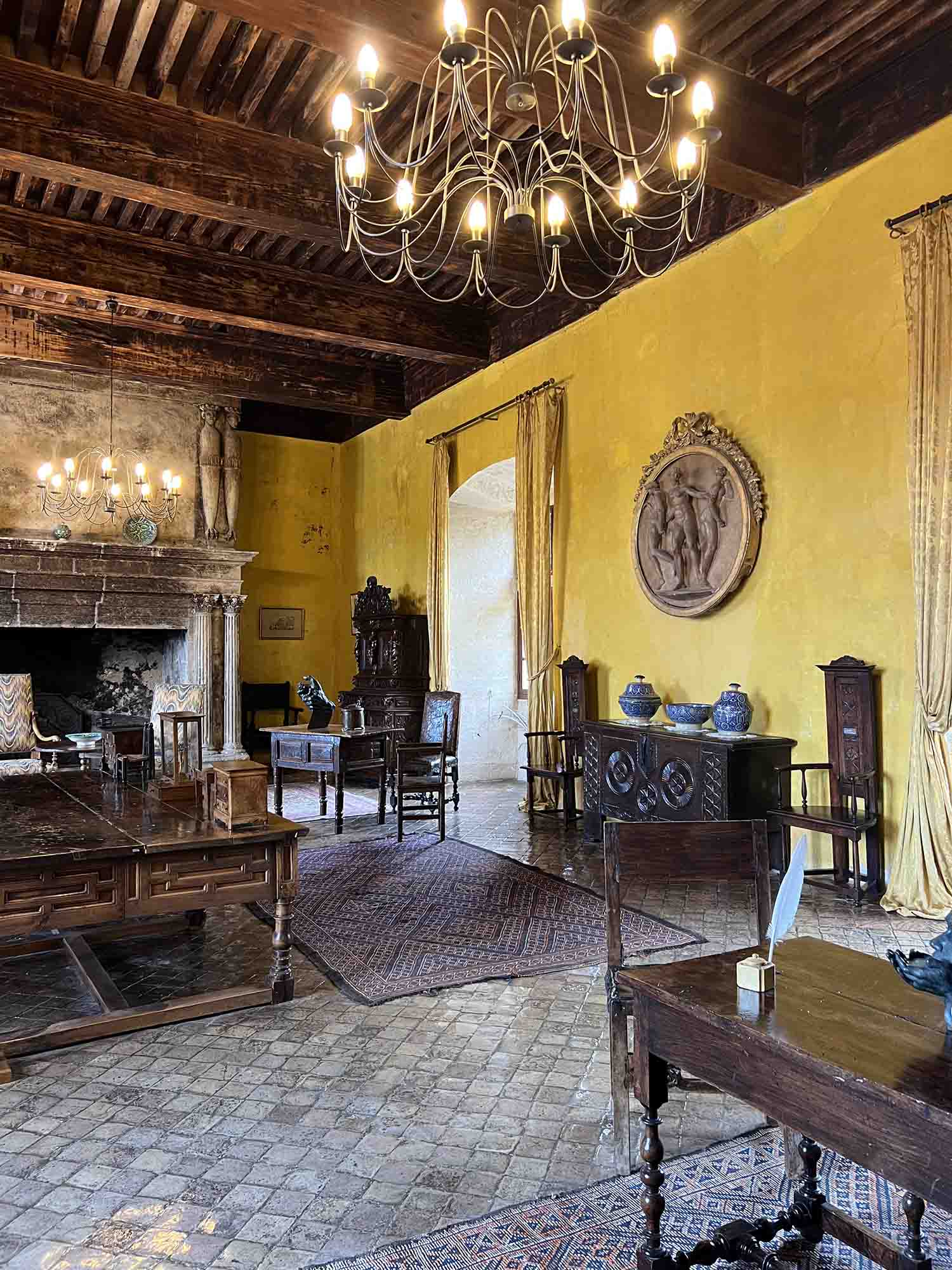 Möblierter historischer Raum im Schloss Lourmarin