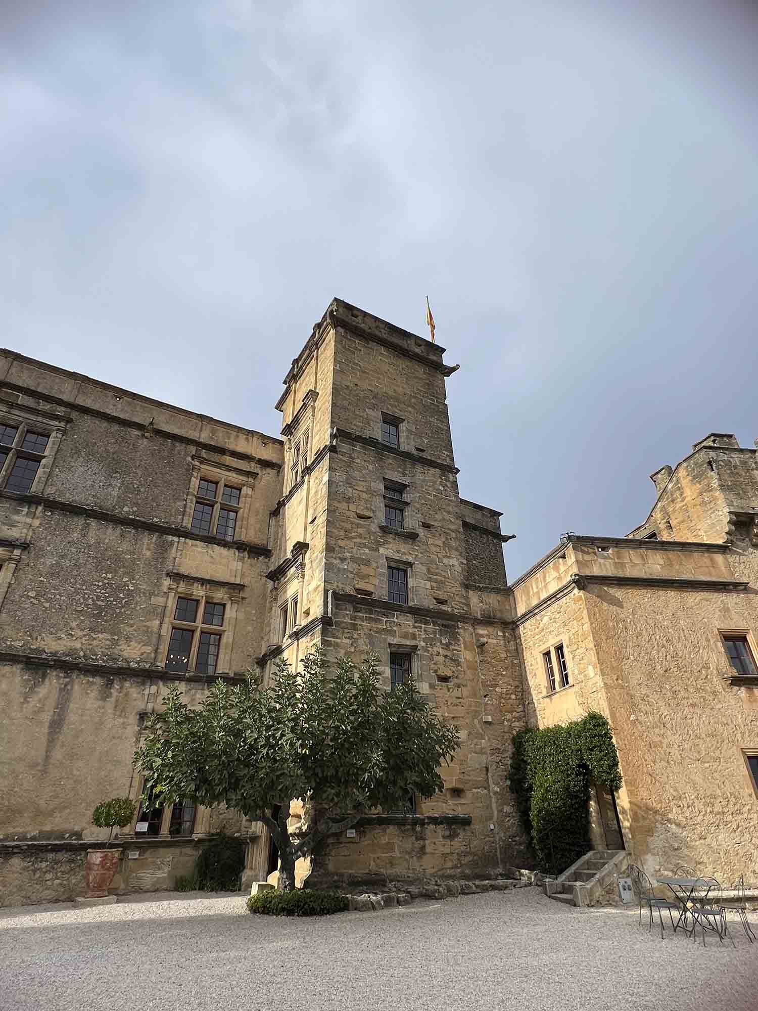 Innenhof des Schlosses Lourmarin