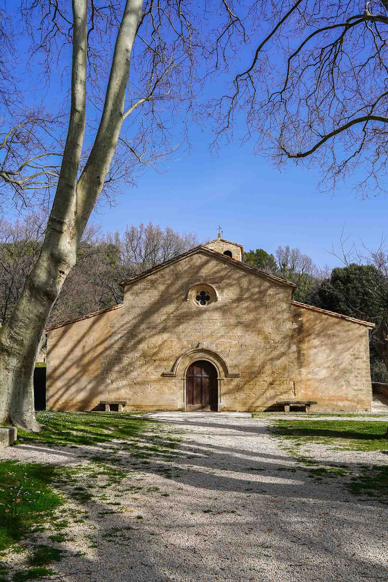 Die Kirche Saint-Pierre und Saint-Barthélemy in Vaugines