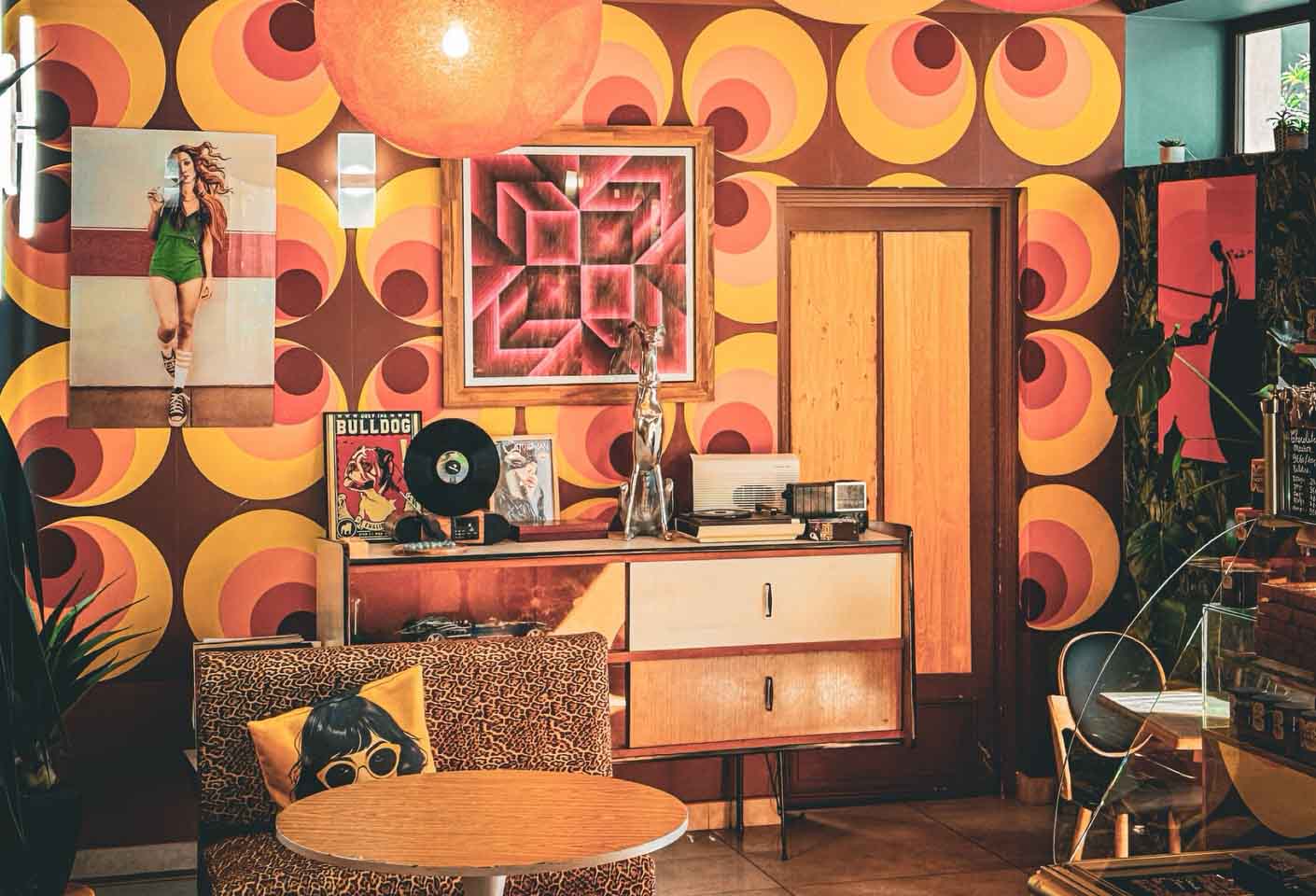 Warme und retro-inspirierte Einrichtung des Teesalons Maison Jarry in Cavaillon