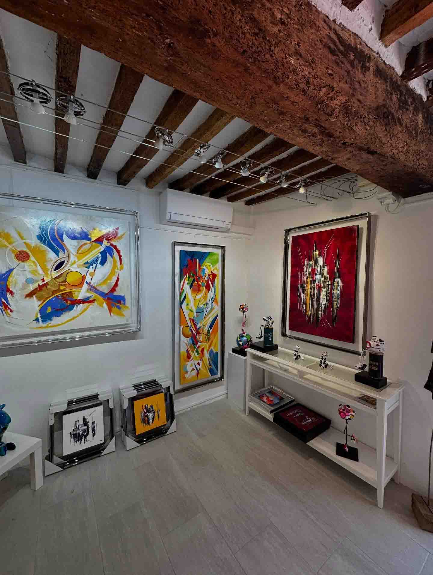 Innenansicht der Galerie Catherine Dumas Perrot in Lourmarin mit farbenfrohen und zeitgenössischen abstrakten Gemälden
