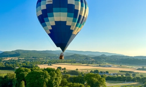 Vol en montgolfière au-dessus du Luberon au lever du soleil