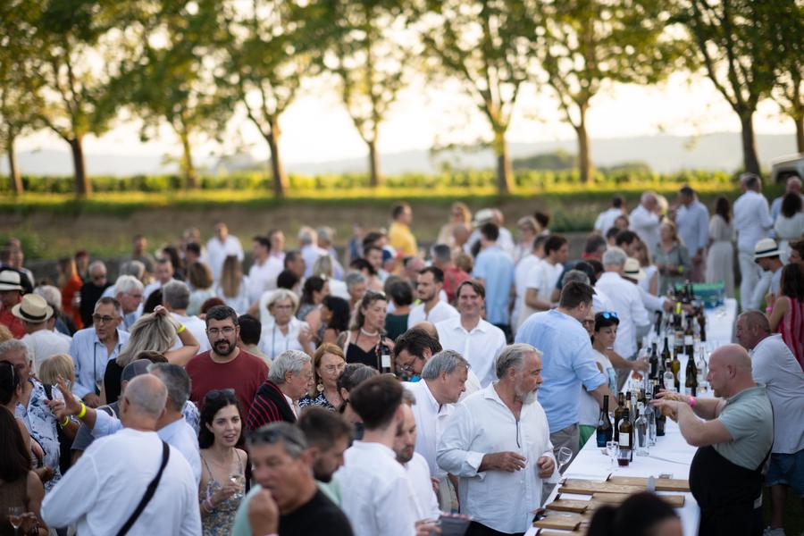 Besucher verkosten Weine aus dem Luberon beim Festival Passions en Luberon im Château de Sannes
