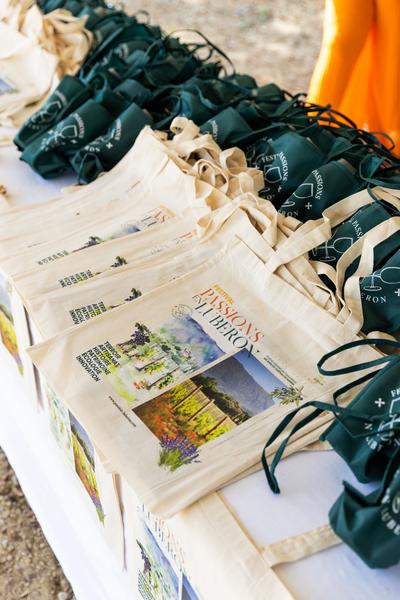 Taschen und Empfangsmaterialien des Festivals Passions en Luberon im Château de Sannes