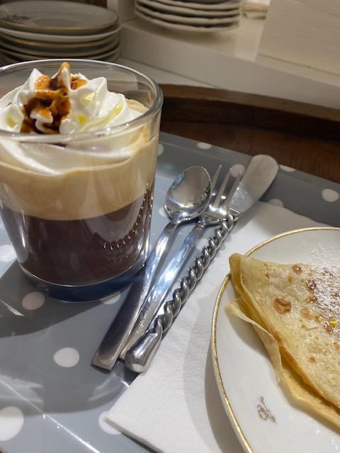 Süße Crêpe und Café gourmand in La Méridienne