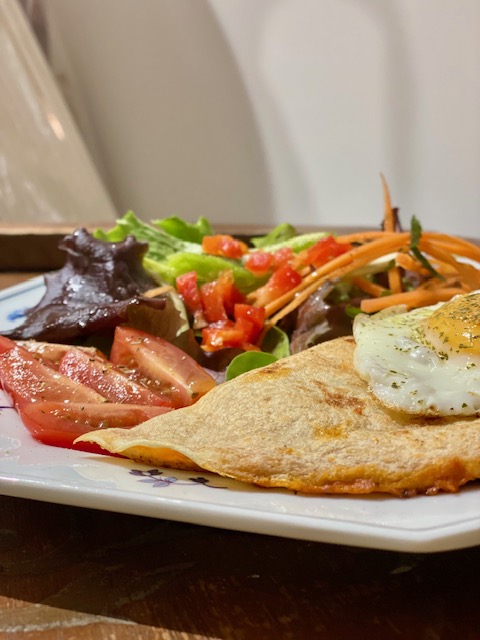 Hausgemachte herzhafte Crêpe mit Salat in La Méridienne