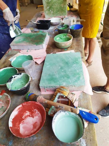 Kreativer Workshop rund um Pigmente und Farben bei Ôkhra in Roussillon