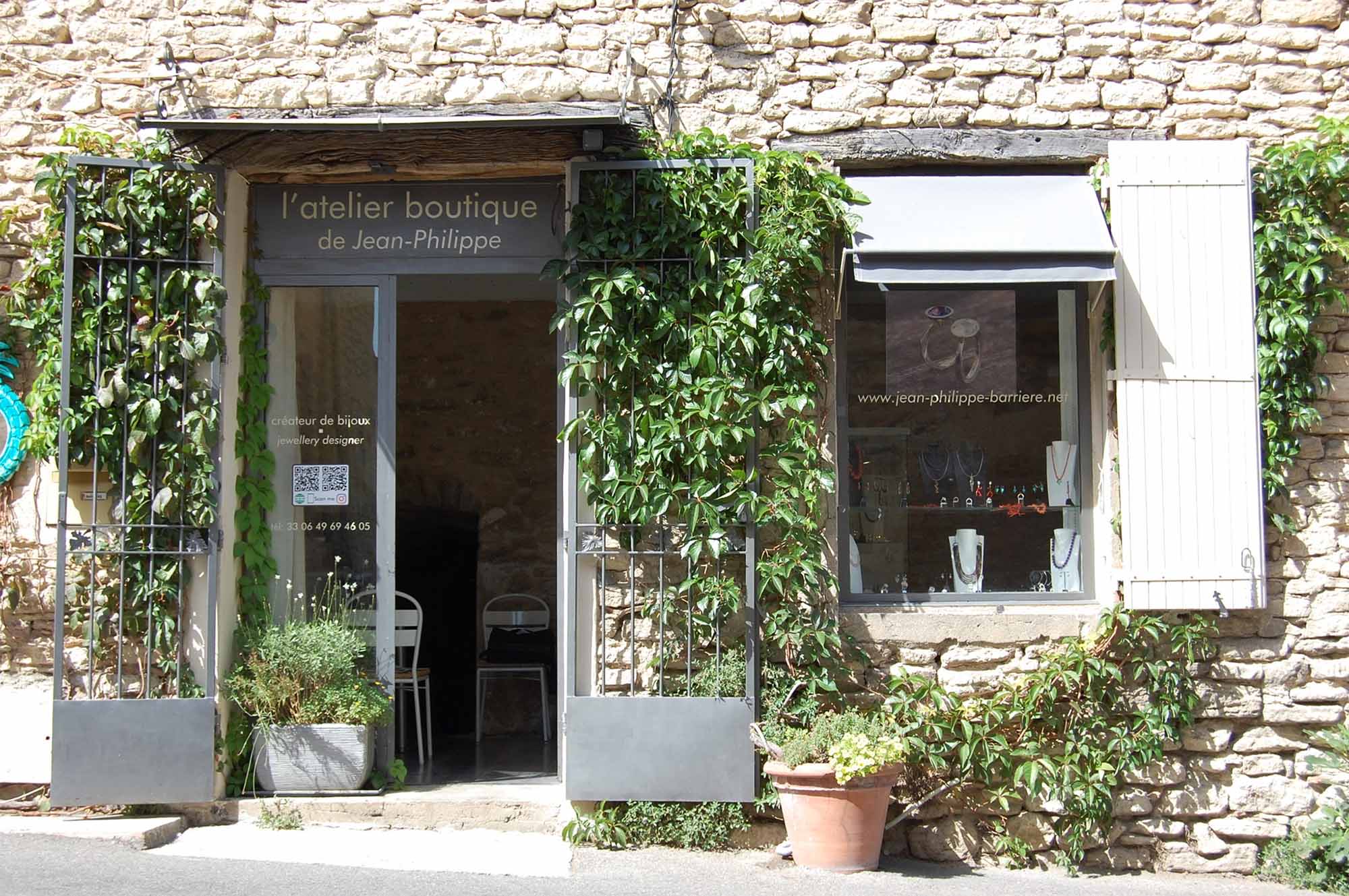 Fassade der Atelier-Boutique Jean-Philippe Barrière im Dorf Gordes
