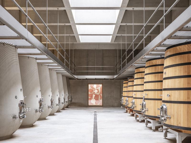 Moderner Schwerkraftkeller von Domaine Les Davids im Luberon