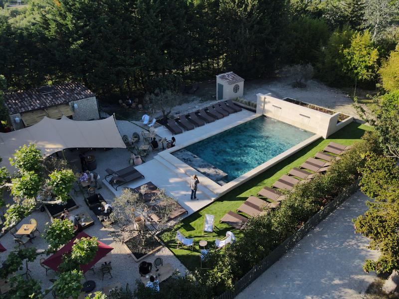 Vue aérienne de la piscine et du restaurant Der 901 in der Domaine des Grès Luberon