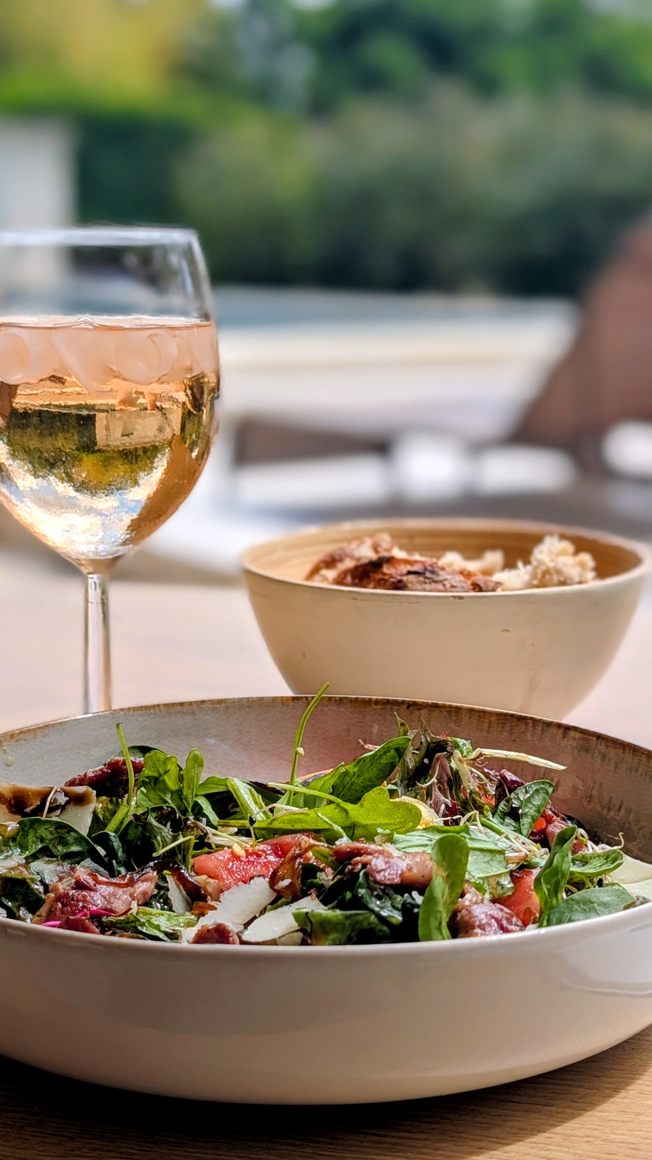 Mittagessen am Pool im Restaurant Le 901 du Domaine des Grès Luberon