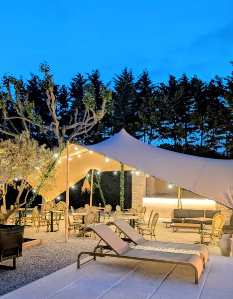Terrasse des Restaurants Le 901 im Domaine des Grès am Abend