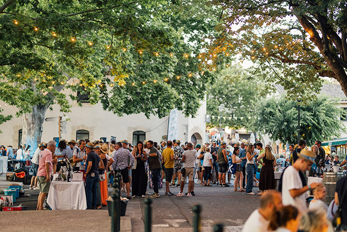 Wine and Dine in Lourmarin, Verkostungen und Gastronomie im Luberon Wine and Dine in Lourmarin, festliche Veranstaltung rund um AOC-Luberon-Weine und lokale Gastronomie