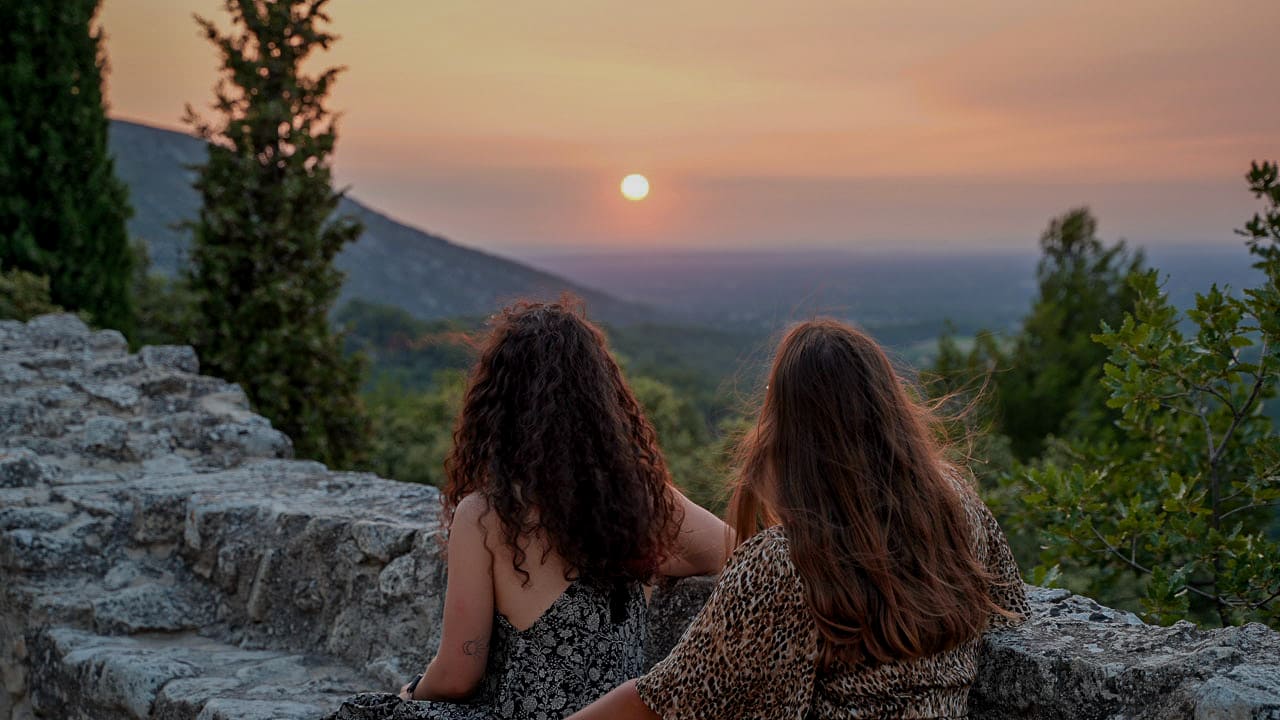 Runde Sonne beim Sonnenuntergang im Luberon