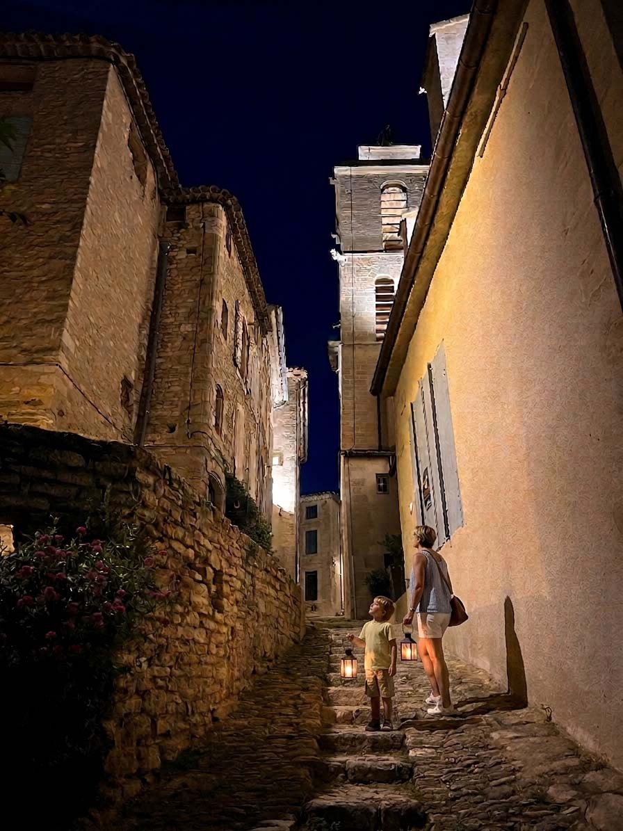Gordes im Laternenlicht