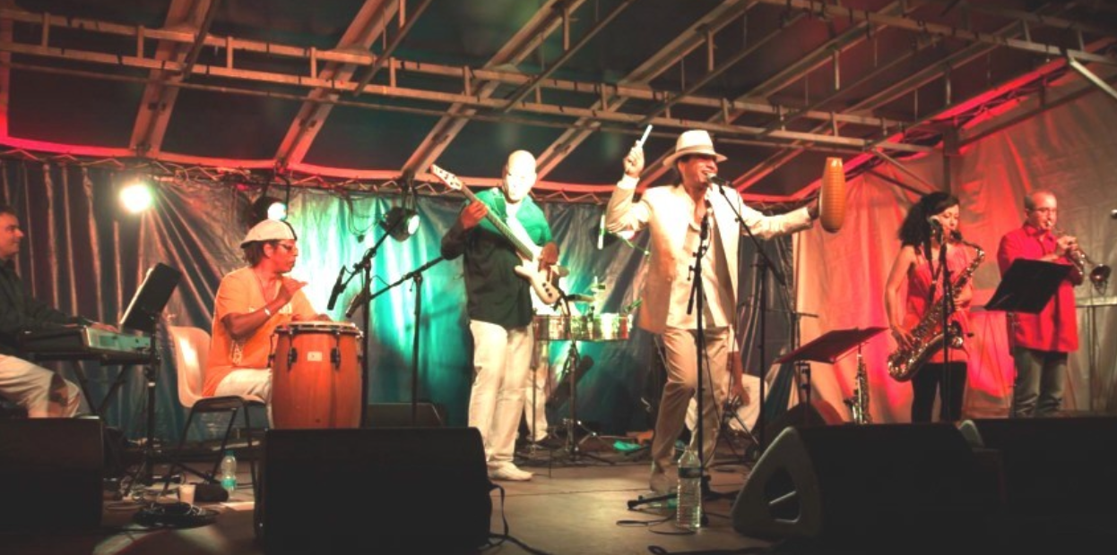 La Mecanica beim Festival Durance Luberon 2026 La Mecanica bei einem kubanischen Salsa-Konzert in La Tour d’Aigues beim Festival Durance Luberon 2026