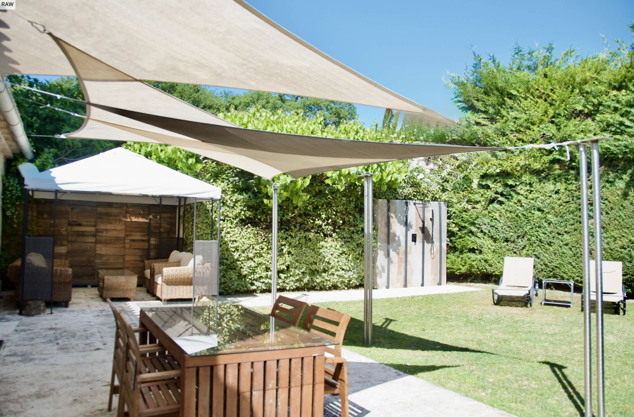 Schattige private Terrasse der Les Cerisiers in Oppède Private Terrasse der Les Cerisiers im Maison Bertuli vor der Steinfassade
