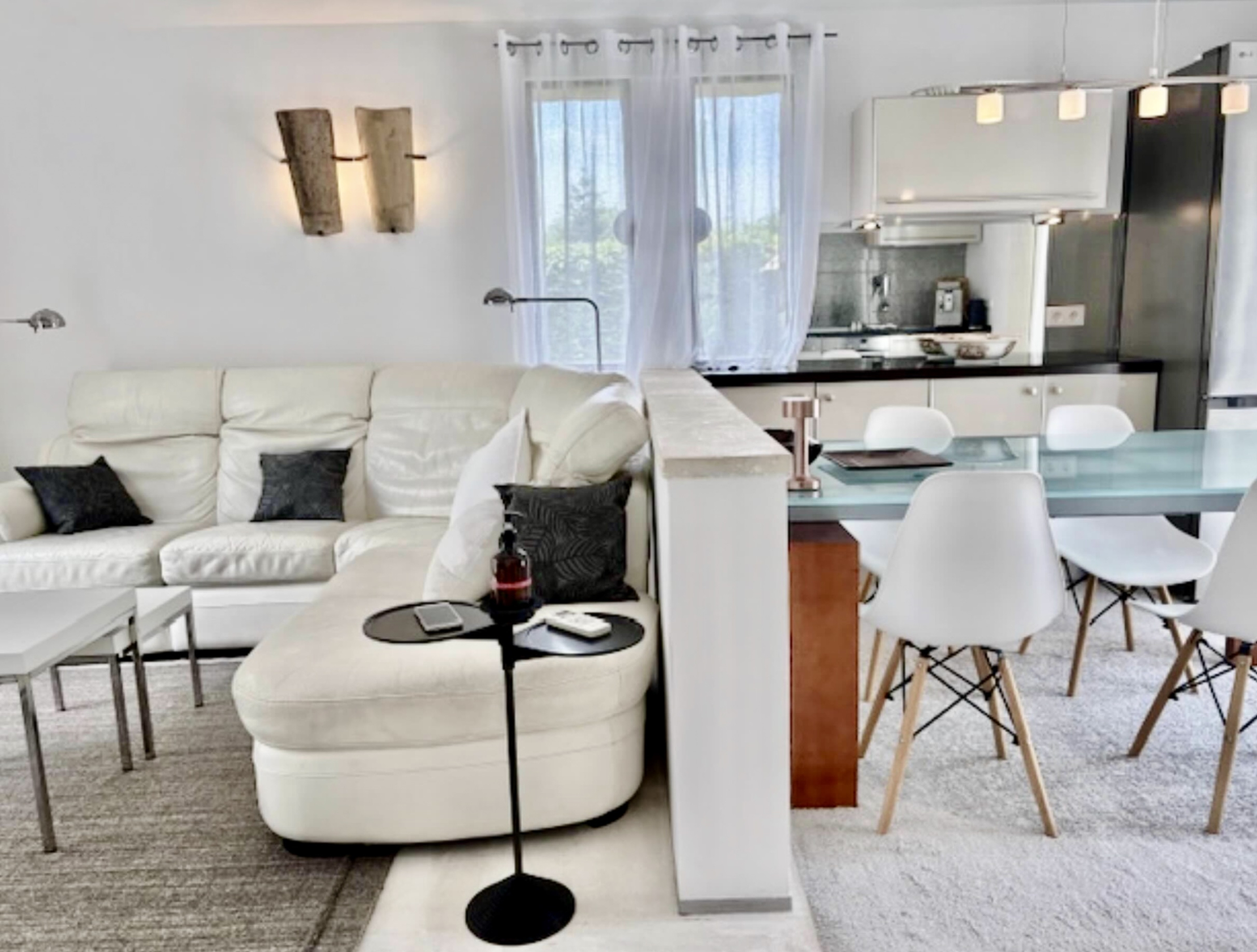 Moderner Essbereich mit Glastisch und direktem Zugang zur Terrasse und zum Garten im Haus Les Oliviers in Oppède