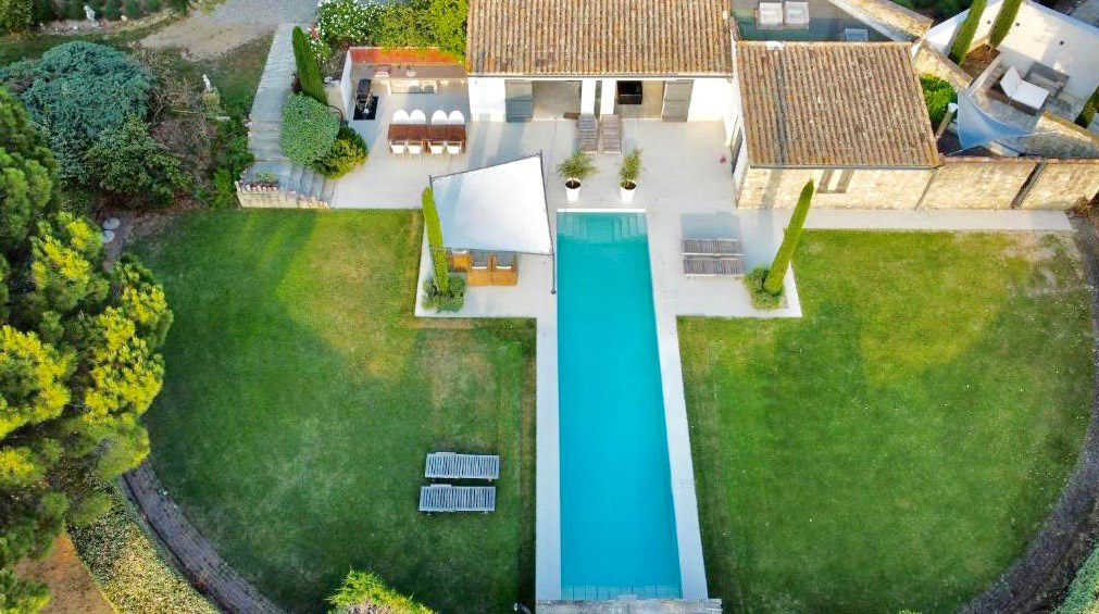 Luftaufnahme des Hauses Les Oliviers in Oppède mit beheiztem Schwimmbecken, moderner Terrasse und Garten mit Blick auf das Luberon-Massiv
