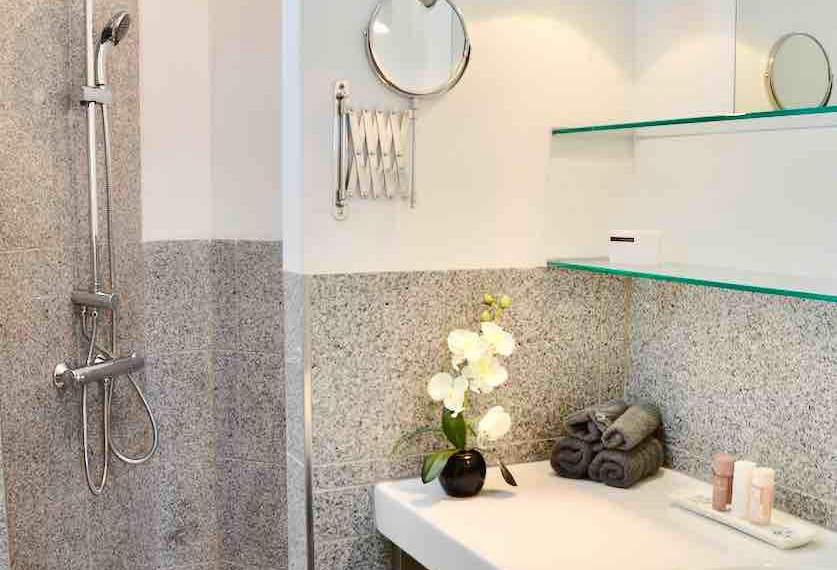 Modernes Granitbad mit bodengleicher Dusche im Haus Les Oliviers in Oppède im Luberon