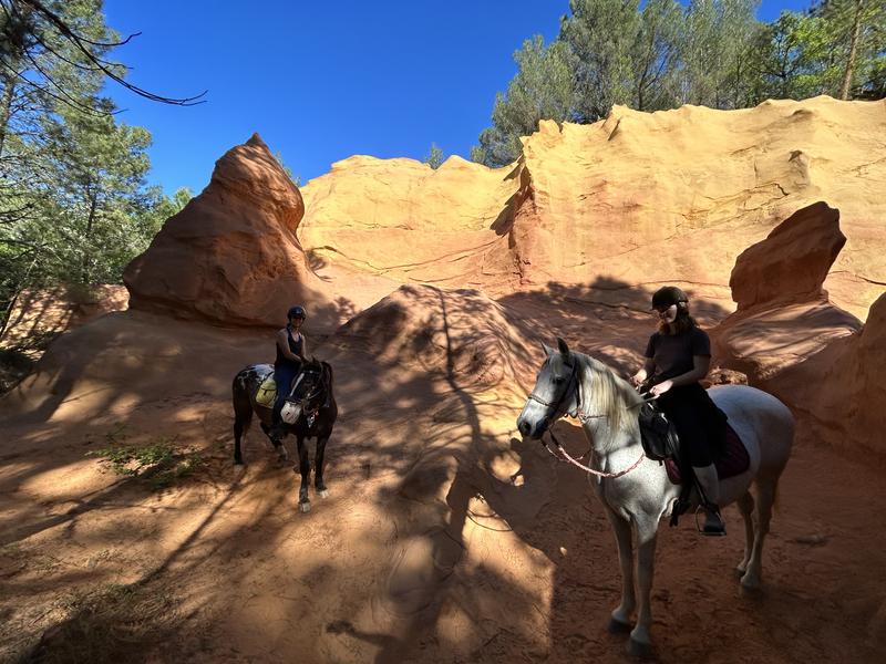 Ausritt durch die Ockerlandschaften des Luberon mit Provence Hipposervices