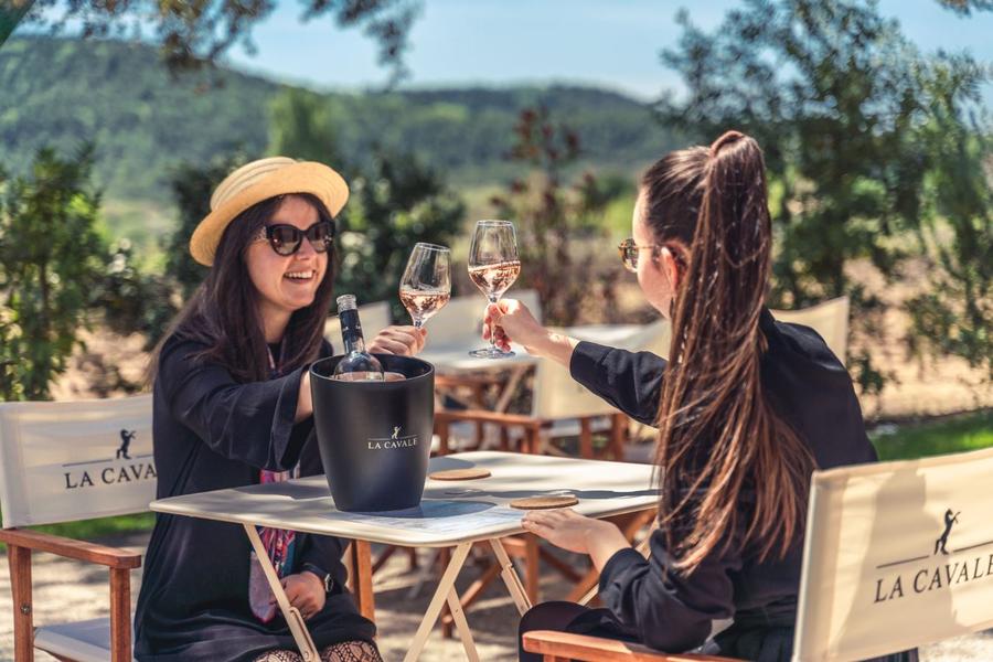 Terrasse von La Cavale im Luberon Terrasse von La Cavale in Cucuron mit Blick auf den Luberon