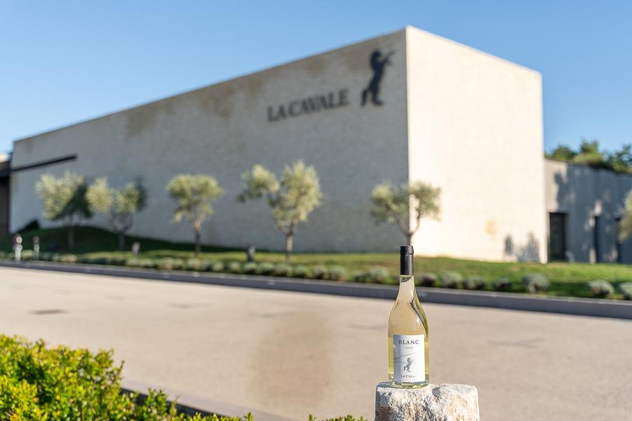Shop von La Cavale in Cucuron Shop von La Cavale in Cucuron mit Weinen, lokalen Produkten und Feinkost