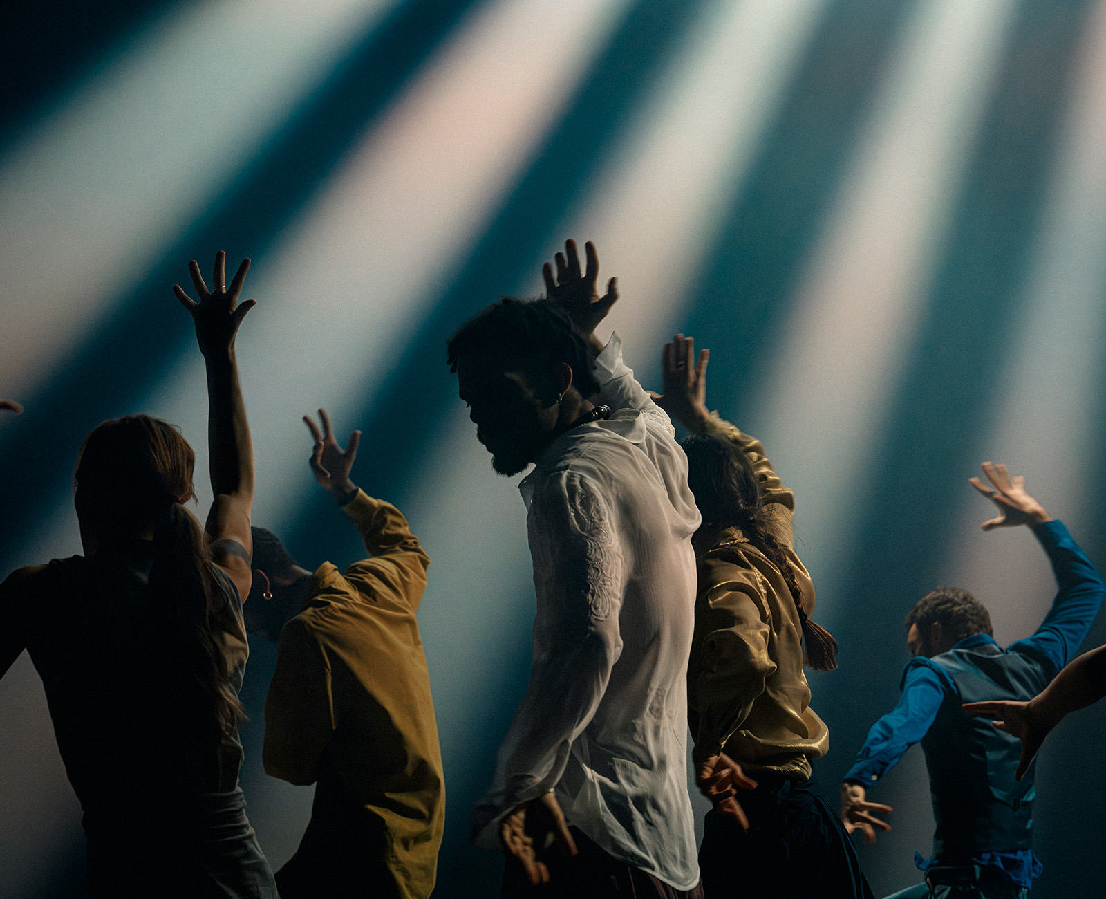 Scène du spectacle Im Gehirn avec danseur·ses en mouvement