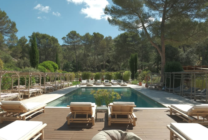 Pool und Terrasse von Comme un Dimanche in Cheval-Blanc am Fuße des Petit Luberon